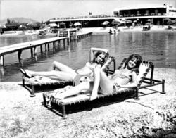 Nora Valsami and Giouli Stamoulaki enjoying the sea in the film Two feet in one shoe (Toe the line) e, directed by Errikos Andreou