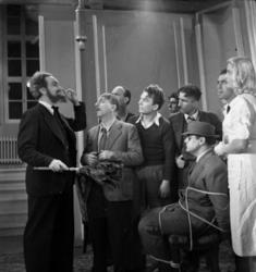 Scene from the social satire The Germans are returning, directed by Alekos Sakellarios