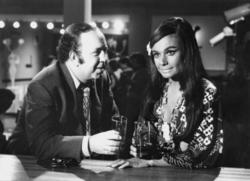 Η εξωτική υπηρέτρια Ουά Ουά (Κάκια Αναλυτή) γοητεύει τον εργένη συγγραφέα Πάνο Βενέτη (Κώστας Ρηγόπουλος), στην ταινία Αγάπη μου Ουά-Ουά, σε σκηνοθεσία Γιάννη Δαλιανίδη