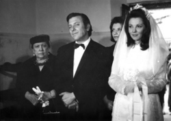 Ο Κώστας Βουτσάς παντρεύεται την αγαπημένη του Μπέττυ Λιβανού υπό το άγρυπνο βλέμμα της δύσπιστης πεθεράς του, Μαίρης Μεταξά στην κωμωδία του Γιάννη Δαλιανίδη, 20 γυναίκες κι εγώ!