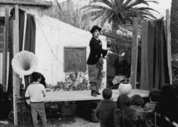 Aliki-Charlot entertaining the children in a neighbourhood, in Takis Vougiouklakis' comedy Aliki the dictator