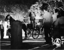 Ο Ορέστης Μακρής βλέπει το επάγγελμά του να φθίνει, στην αυγή της εποχής του αυτοκινήτου: σκηνή από την ταινία Το αμαξάκι, σε σκηνοθεσία Ντίνου Δημόπουλου