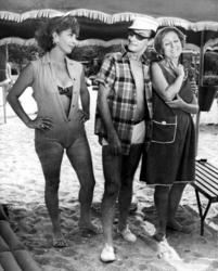 Ntinos Iliopoulos between his wife, Gkely Mavropoulou, and his mother-in-law, Marika Krevata, in a scene from Grigoris Grigoriou' film The busybody