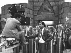 Ο διευθυντής φωτογραφίας Ντίνος Κατσουρίδης και ο σκηνοθέτης Γιώργος Τζαβέλλας συζητούν, στο διάλειμμα των γυρισμάτων της ταινίας Αντιγόνη, σε σκηνοθεσία του δεύτερου