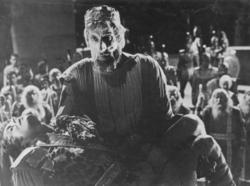 Ο Μάνος Κατράκης ως Κρέων κρατά στα χέρια του το νεκρό γιο του Αίμονα -τον οποίο υποδύεται ο Νίκος Καζής- στην κινηματογραφική μεταφορά της τραγωδίας του Σοφοκλή Αντιγόνη, που σκηνοθέτησε ο Γιώργος Τζαβέλλας