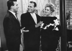 Ο Γιώργος Φούντας, ο Λάμπρος Κωνσταντάρας και η Μπεάτα Ασημακοπούλου, σε σκηνή της ταινίας Αντίο ζωή, του Ορέστη Λάσκου