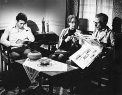 Μια αλλοτριωμένη, μικροαστική ζωή στη δεκαετία του 60 ζει ο Νικηφόρος Νανέρης, μαζί με τους γονείς του Δήμητρα Ζέζα και Σπύρο Ολύμπιο: σκηνή από την ταινία Ανοιχτή επιστολή, του Γιώργου Σταμπουλόπουλου.