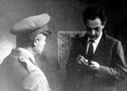 Ο Φοίβος Γκικόπουλος, στη μία και μοναδική του κινηματογραφική εμφάνιση ως Νίκος Μπελογιάννης, στο πολιτικό δράμα του Νίκου Τζήμα, Ο άνθρωπος με το γαρύφαλλο