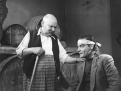 Aimilios Veakis, in his farewell screen performance, a year before his death, with  Konstantaras in a scene from the film Apaches of Athens, directed by Ilias Paraskevas