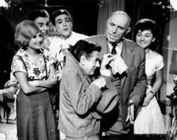 Μίρκα Καλατζοπούλου, Βασίλης Μαυρομάτης, Τόλης Βοσκόπουλος, Ορέστης Μακρής, Κλεοπάτρα Ρώτα και Γιάννης Φέρμης, σε σκηνή της κωμωδίας Ο Αριστείδης και τα κορίτσια του, του Στέλιου Ζωγραφάκη