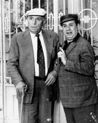 Ο Ορέστης Μακρής πρωταγωνιστεί και ο Γιάννης Γκιωνάκης συμπρωταγωνιστεί στην κωμωδία Ο Αριστείδης και τα κορίτσια του, του Στέλιου Ζωγραφάκη