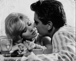 Η Μίρκα Καλατζοπούλου και ο Βασίλης Μαυρομάτης σε τρυφερή σκηνή στην κωμωδία Ο Αριστείδης και τα κορίτσια του, του Στέλιου Ζωγραφάκη