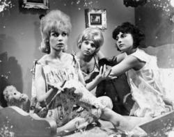 Οι αδερφές Νίκη Λινάρδου, Μίρκα Καλατζοπούλου και Κλεοπάτρα Ρώτα συζητούν στην κωμωδία Ο Αριστείδης και τα κορίτσια του, του Στέλιου Ζωγραφάκη