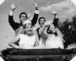 Κάθε κωμωδία που σέβεται τον εαυτό της έχει και το ανάλογο happy end στην εκκλησία. Ευτυχισμένες νύφες οι Μίρκα Καλατζοπούλου, Κλειώ Ρώτα και περιχαρείς γαμπροί οι Γιάννης Φέρμης και Τόλης Βοσκόπουλος στην κωμωδία Ο Αριστείδης και τα κορίτσια του, του Στέλιου Ζωγραφάκη