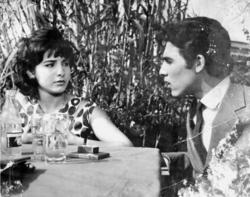 Η Κλεοπάτρα Ρώτα και ο Τόλης Βοσκόπουλος σε σκηνή της ταινίας Ο Αριστείδης και τα κορίτσια του, του Στέλιου Ζωγραφάκη