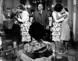 Τα ζευγάρια Μίρκα Καλατζοπούλου-Βασίλης Μαυρομάτης και Τόλης Βοσκόπουλος-Κλεοπάτρα Ρώτα φιλιούνται, μπροστά στα έκπληκτα μάτια του Ορέστη Μακρή, σε σκηνή της φαρσοκωμωδίας Ο Αριστείδης και τα κορίτσια του, του Στέλιου Ζωγραφάκη