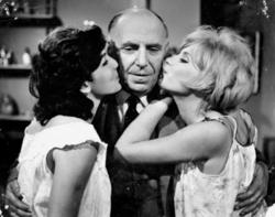 Η Κλεοπάτρα Ρώτα και η Μίρκα Καλατζοπούλου φιλούν τρυφερά τον αυστηρό πατέρα τους Ορέστη Μακρή, σε σκηνή του φιλμ Ο Αριστείδης και τα κορίτσια του, του Στέλιου Ζωγραφάκη