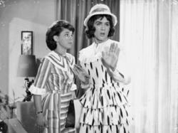 Η Κλεοπάτρα Ρώτα και ο Τόλης Βοσκόπουλος, ντυμένος γυναίκα, στην ταινία Ο Αριστείδης και τα κορίτσια του, του Στέλιου Ζωγραφάκη