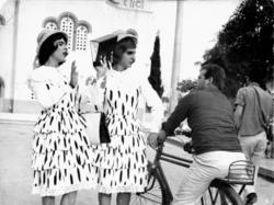 Τα "κορίτσια" Τόλης Βοσκόπουλος και Βασίλης Μαυρομάτης δέχονται τα πειράγματα των ανδρών στην ταινία Ο Αριστείδης και τα κορίτσια του, του Στέλιου Ζωγραφάκη 