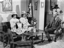 Ο Ορέστης Μακρής (δεξιά) περιεργάζεται τις "δεσποινίδες" Τόλη Βοσκόπουλο και Βασίλη Μαυρομάτη, σε σκηνή της φαρσοκωμωδίας Ο Αριστείδης και τα κορίτσια του, του Στέλιου Ζωγραφάκη