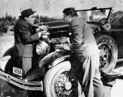 Ο Γιώργος Δάνης και ο Γιάννης Γκιωνάκης σε σκηνή της κωμωδίας Ο Αριστείδης και τα κορίτσια του, του Στέλιου Ζωγραφάκη