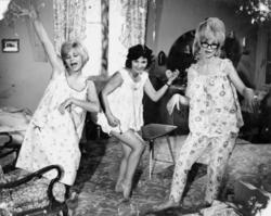 Η Μίρκα Καλατζοπούλου, η Κλεοπάτρα Ρώτα και η Νίκη Λινάρδου διασκεδάζουν στην κωμωδία Ο Αριστείδης και τα κορίτσια του, του Στέλιου Ζωγραφάκη