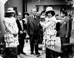 Ο Βασίλης Μαυρομάτης και ο Τόλης Βοσκόπουλος, ντυμένοι γυναίκες, προσπαθούν να έρθουν κοντά στις κόρες του αυστηρού Ορέστη Μακρή και να εκτοπίσουν τους υποψήφιους γαμπρούς Γιώργο Δάνη και Γιάννη Γκιωνάκη. Μαζί τους η Κλεοπάτρα Ρώτα και Σμάρω Στεφανίδου, σε χαρακτηριστική σκηνή της φαρσοκωμωδία Ο Αριστείδης και τα κορίτσια του, του Στέλιου Ζωγραφάκη