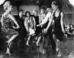 Τόλης Βοσκόπουλος, Κλεοπάτρα Ρώτα, Μίρκα Καλατζοπούλου και Βασίλης Μαυρομάτης διασκεδάζουν στην κωμωδία Ο Αριστείδης και τα κορίτσια του, του Στέλιου Ζωγραφάκη