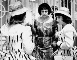 Ο Βασίλης Μαυρομάτης και ο Τόλης Βοσκόπουλος, ντυμένοι γυναίκες, μπροστά στην καχύποπτη Σμάρω Στεφανίδου: σκηνή από την κωμωδία Ο Αριστείδης και τα κορίτσια του, του Στέλιου Ζωγραφάκη