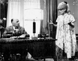 Ο Ορέστης Μακρής και η Νίκη Λινάρδου πρωταγωνιστούν στην κωμωδία Ο Αριστείδης και τα κορίτσια του, του Στέλιου Ζωγραφάκη