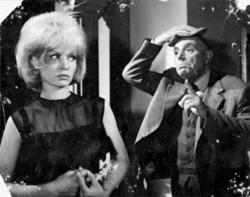 Πονοκέφαλο φέρνει η Νίκη Λινάρδου στον πατέρα της, Ορέστη Μακρή, στην κωμωδία Ο Αριστείδης και τα κορίτσια του, του Στέλιου Ζωγραφάκη