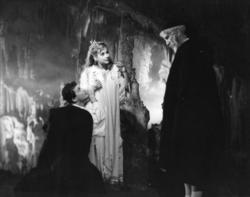 Ο Δημήτρης Παπαμιχαήλ και ο Τίτος Βανδής βρίσκουν την χαμένη Αλίκη Βουγιουκλάκη να περιπλανιέται στη σπηλιά στην ταινία Αστέρω, σε σκηνοθεσία Ντίνου Δημόπουλου