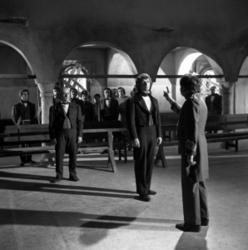 Σκηνή από το ιστορικό δράμα Η δίκη των δικαστών, σε σκηνοθεσία Πάνου Γλυκοφρύδη